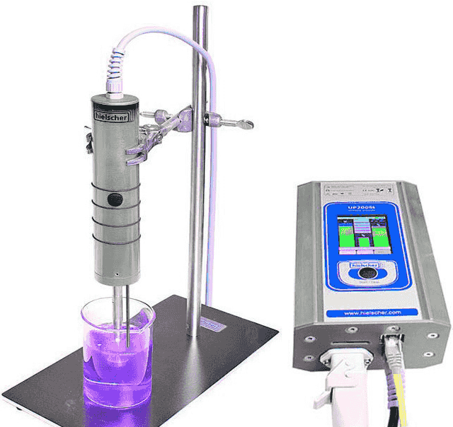 Sonicador de laboratorio Hielscher UP200St: transductor en soporte sobre un vaso de muestra y generador con pantalla