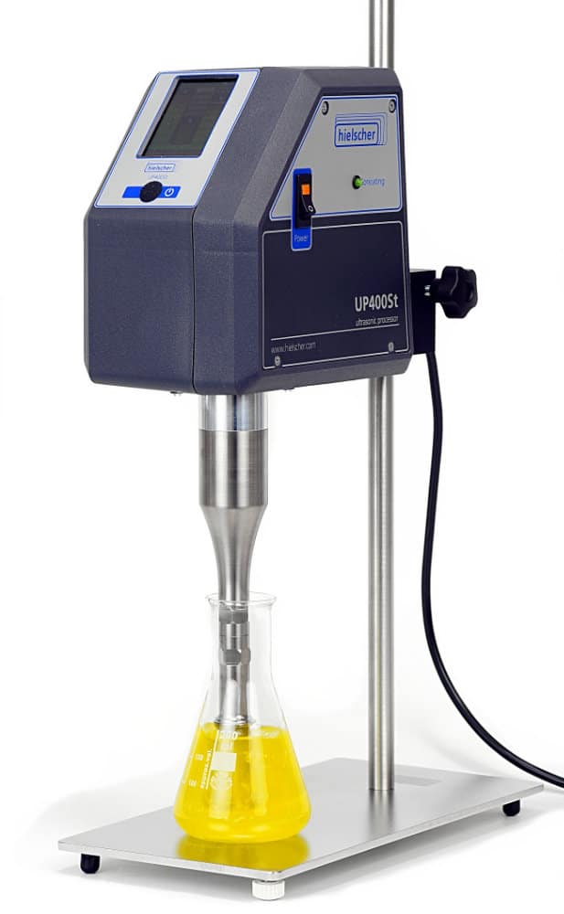 Sonicador Hielscher UP400St montado en soporte con sonotrodo S24d22D sobre un vaso de muestra